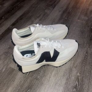 BRAND NEW!!!!!
New Balance 327 size 8 W, size 6.5 M!!!! Cream and Black Sneakers